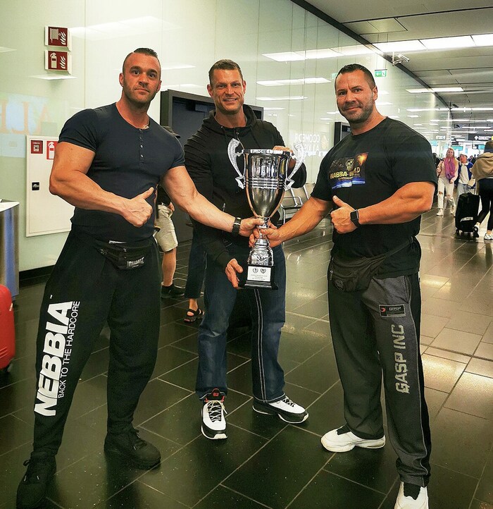 Der frisch gebackene Mister Universum mit seinem Pokal auf der Heimreise von England.