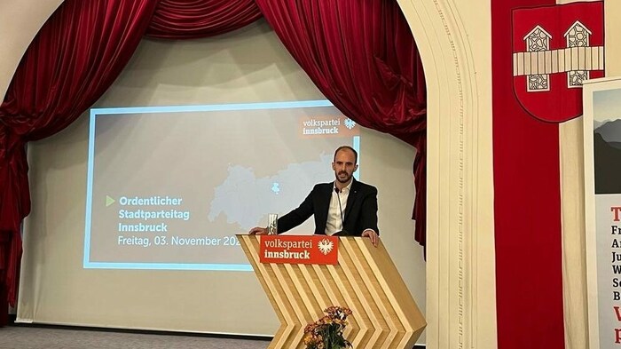 Florian Tursky bei seiner Rede in Innsbruck.