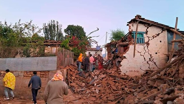 Laut Regierungsangaben sind wohl noch viele Menschen unter Trümmern begraben. (Bild: AP)