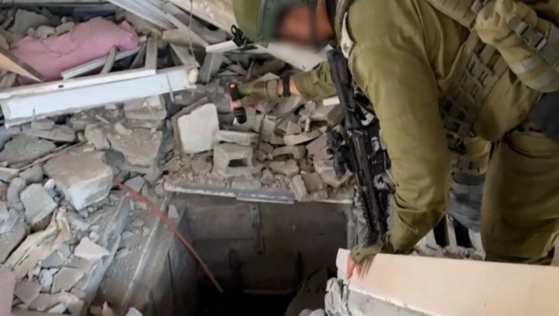 Ein IDF-Soldat leuchtet in einen Schacht im Gazastreifen. (Bild: AFP)