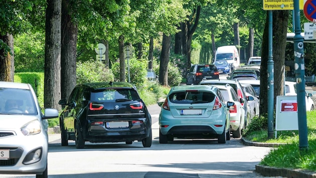Am Froschberg ist die Parkplatzsituation weiter angespannt. Das sorgt auch im Stadtparlament für dicke Luft zwischen SP und VP. (Bild: Einöder Horst)