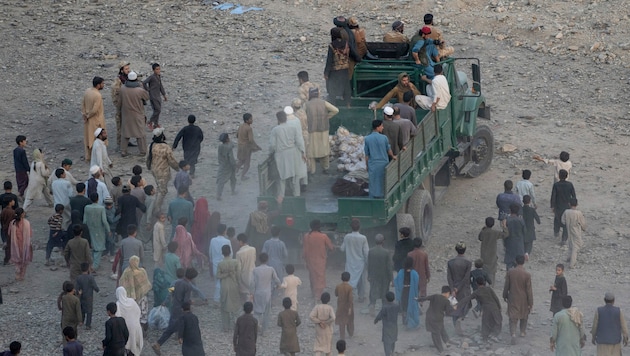 Mehr als 200.000 Afghanen haben Pakistan bereits verlassen. (Bild: APA/AP Photo/Ebrahim Noroozi)