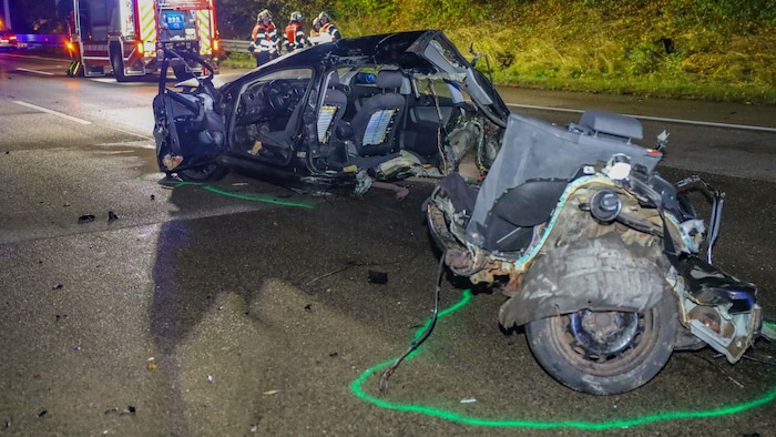 Der schwarze Audi wurde in zwei Teile gerissen.