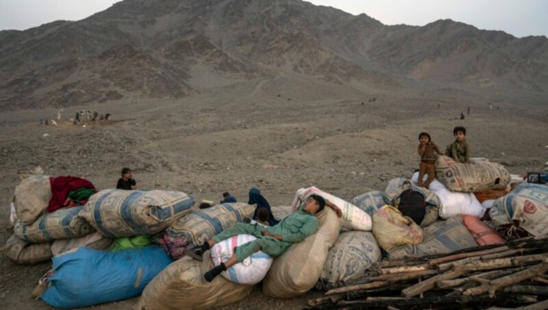 Flüchlinge an der Grenze von Pakistan nach Afghanistan (Bild: APA/AP Photo/Ebrahim Noroozi)