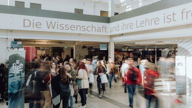 An der Uni Klagenfurt verbinden sich demnächst wieder Firmen und interessierte Jobsuchende bei der Job- und Karrieremesse. (Bild: Universität Klagenfur)