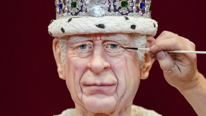 Der Kopf von König Charles ist aus Puffreis und Marshmallows, das Gesicht wurde aus Modellierschokolade geformt. (Bild: APA/Jacob King/PA via AP)