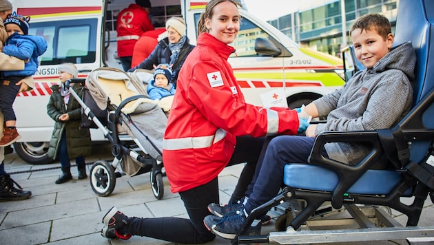 Auch Rettungsorganisationen zählen zu den Dutzenden Ausstellern der NÖ Freiwilligenmesse. (Bild: Franz Gleiß)