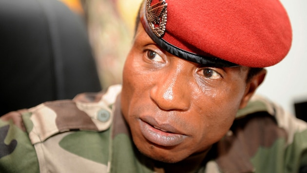 Der wegen eines Massakers angeklagte Ex-Junta-Chef Moussa Dadis Camara ist in Guinea dank der Hilfe von Schwerbewaffneten aus dem Gefängnis entkommen. (Bild: APA/AFP/SEYLLOU DIALLO)