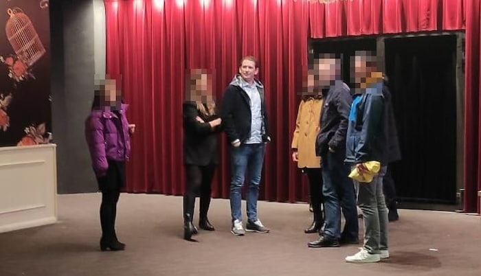 Alt-Kanzler Kurz ließ sich vom Crash wohl nicht die Freude an der Party vermiesen.