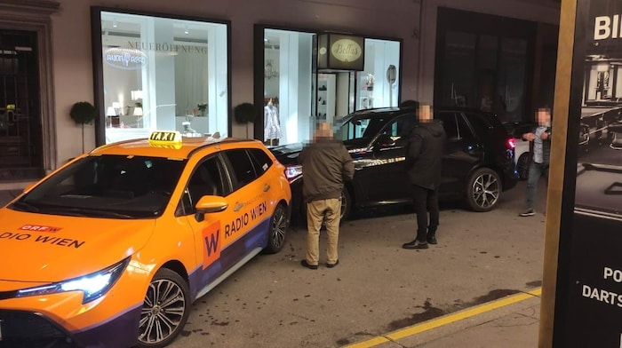 Unglücks-Taxler sowie der Kurz-Chauffeur begutachteten den Parkschaden und füllten ersten ...