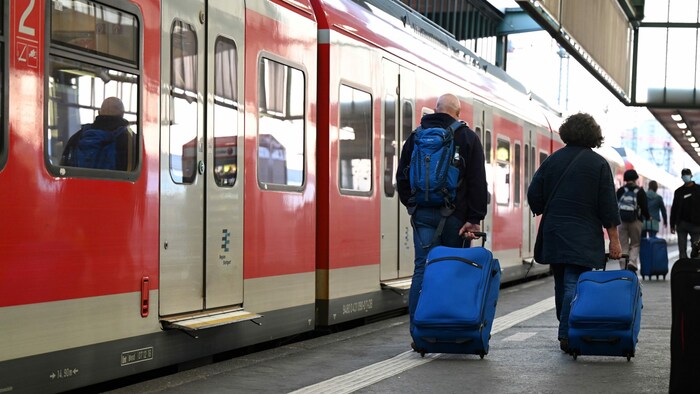Eine Alternative zu Kurzstreckenflügen sind den Befragten nach schnelle und leistbare Zugverbindungen.