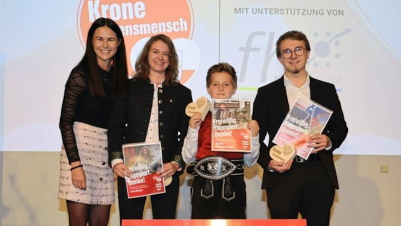 „Tiroler Krone“-Chefin vom Dienst Jasmin Steiner mit den jüngsten Gewinnern Lara Heinz, Matteo Klingenschmid und Noah Jenewein (v. li.). (Bild: Birbaumer Christof)