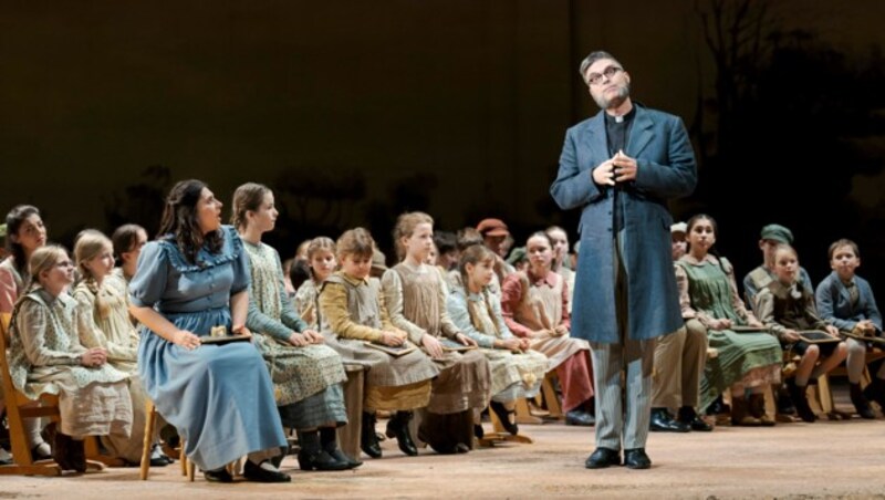 Corina Koller als Beck (links), Ivan Orescanin als Pfarrer und ein Teil der Singschul‘ der Oper Graz. (Bild: Werner Kmetitsch)