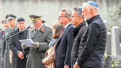 Christopher Drexler mit der Grazer Stadtspitze bei einer Gedenkfeier am jüdischen Friedhof. (Bild: Land Steiermark/Binder)