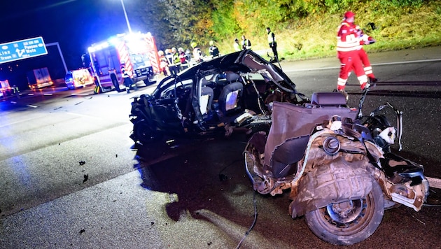 Der Audi des Fußballers wurde regelrecht zerstückelt, der Motor landete auf der Böschung, weit entfernt vom Fahrzeug. (Bild: Kerschbaummayr Werner)