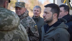 Saluschnyj (links hinten mit Kappe) ortet einen Stellungskrieg, Präsident Selenskyj verströmt dagegen Zweckoptimismus. (Bild: APA/AFP/UKRAINIAN PRESIDENTIAL PRESS SERVICE/Handout)