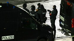 Spezialkräfte der Polizei sind im Einsatz. (Bild: Jonas Walzberg / dpa / picturedesk.com)