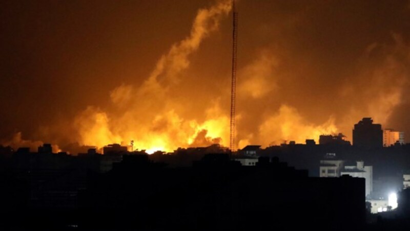 Israelische Truppen im Gazastreifen erhellen mit Leuchtgeschossen die Nacht. (Bild: AP)