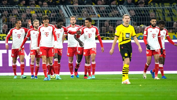 BVB-Profi Julian Ryerson ging auf Bayerns Kingsley Coman (re.) los.