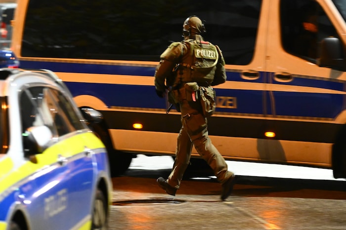 Polizisten sind mit schwerem Gerät vor Ort.