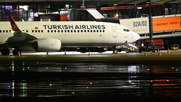 Der Geiselnehmer war mit seinem Auto bis zu diesem Jet gekommen - Ausnahmezustand am Flughafen Hamburg. (Bild: Jonas Walzberg / dpa / picturedesk.com)