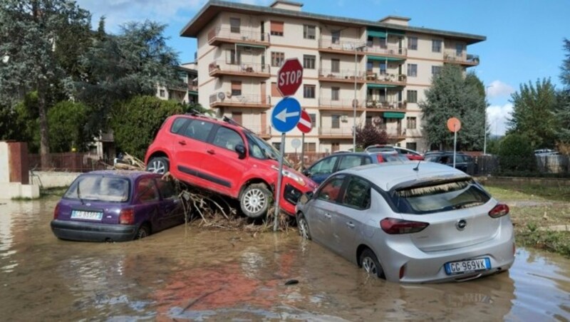 Die Wassermassen haben Autos mitgerissen. (Bild: Adriano Conte/LaPresse)