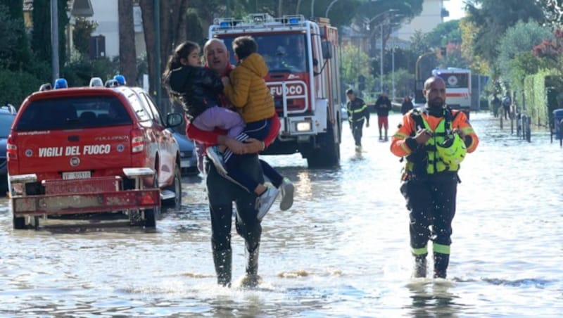 Viele Menschen mussten ihre Häuser schlagartig verlassen. (Bild: Adriano Conte/LaPresse)