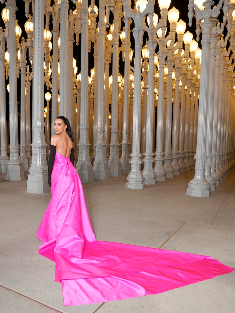 ... und einem tiefen Rückendekolleté. (Bild: APA/Getty Images via AFP/GETTY IMAGES/Presley Ann)