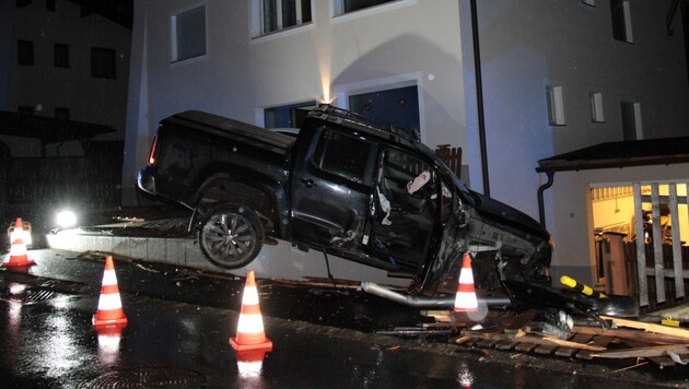 Mit diesem Geländewagen zog der junge Tiroler eine Spur der Verwüstung. (Bild: zoom.tirol)