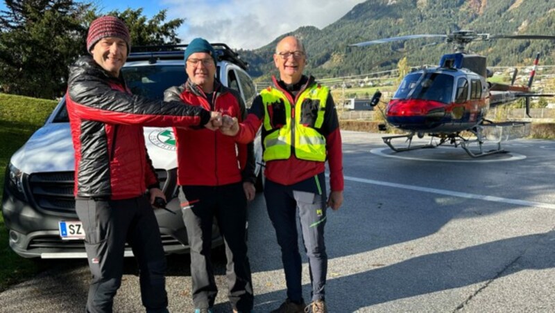 Die Einsatzkräfte sind erleichtert und freuen sich, den Mann lebend gefunden zu haben. (Bild: zoom.tirol)