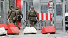 Spezialkräfte der Polizei sind am Flughafen im Einsatz. (Bild: APA/dpa/Bodo Marks)