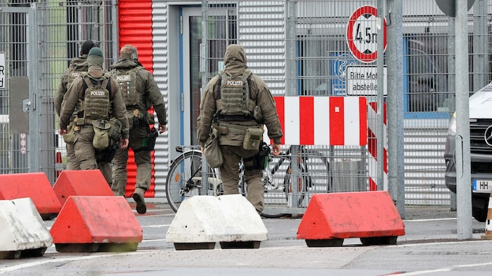 Spezialkräfte der Polizei waren am Flughafen im Einsatz.