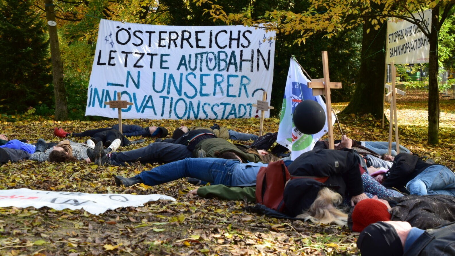 Demo Gegen Autobahn - Klimaaktivisten Stellten Sich Aus Protest Tot ...