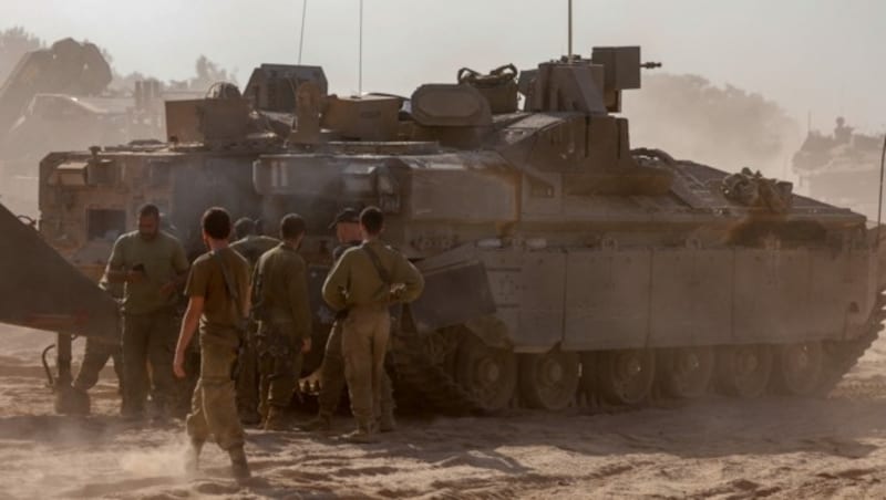 Israelische Soldaten vor einem Panzer an der Grenze zum Gazastreifen (Bild: APA/AFP/Menahem KAHANA)