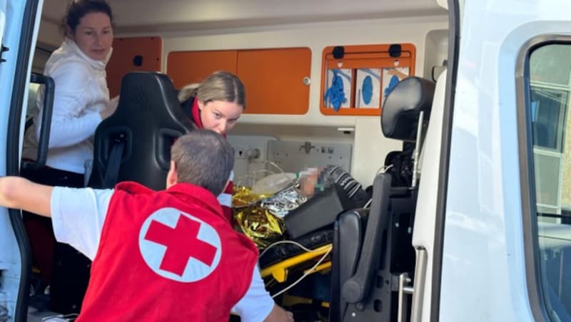 Die Rettung brachte den Mann schließlich ins Krankenhaus Schwaz. (Bild: ZOOM.TIROL, Krone KREATIV)