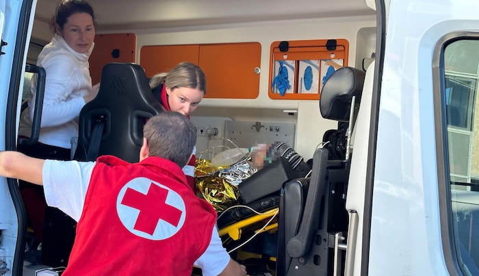 Die Rettung brachte den Mann schließlich ins Krankenhaus Schwaz.