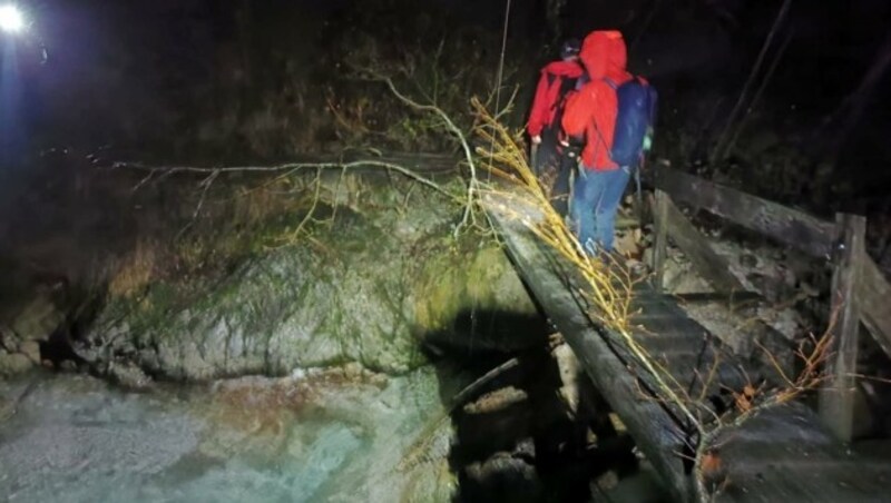 Bei widrigsten Verhältnissen wurde in der Nacht gesucht. (Bild: ZOOM.TIROL)