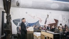 Ein Foto vom März 2023 in der Synagoge in Linz! Anlass für den Besuch von LH Stelzer (am Rednerpult) war die Buchpräsentation „Marie, ein jüdisches Mädchen aus Linz“. (Bild: Land OÖ/Mayrhofer)