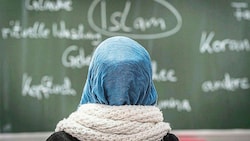 Extremisten bringen ihren kruden Hass bis in die Wiener Klassenzimmer. (Bild: APA/dpa/Frank Rumpenhorst)
