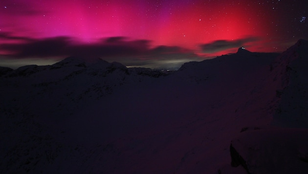 Zuletzt gab es im November 2023 Polarlichter in Österreich zu bestaunen (hier eingefangen von der Webcam am Kleinfleißklees beim Sonnblick-Observatorium der Geosphere Austria). (Bild: www.foto-webcam.eu)