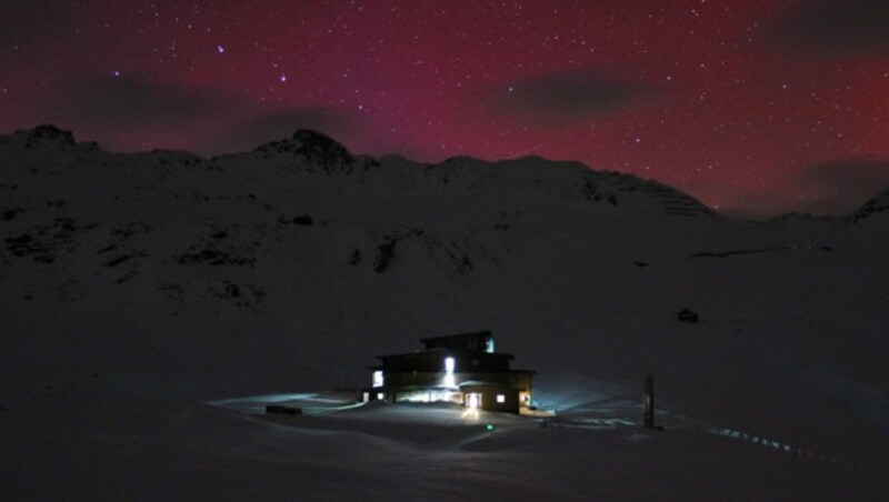 Der Himmel hinter dem Wallackhaus bei Heiligenblut glüht. (Bild: foto-webcam.eu)