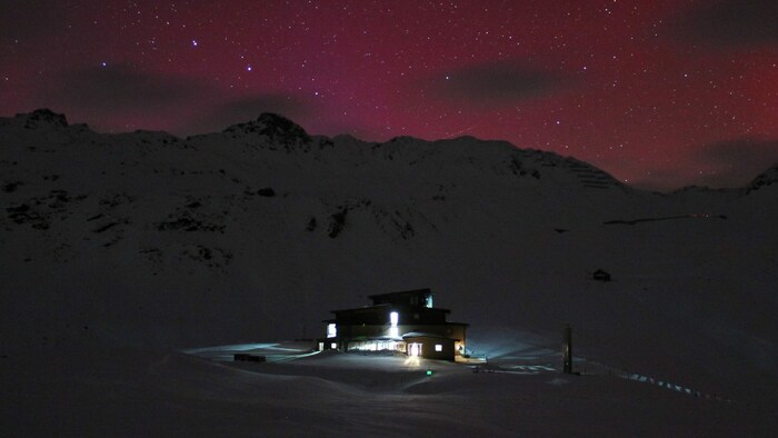 Der Himmel hinter dem Wallackhaus bei Heiligenblut glüht.