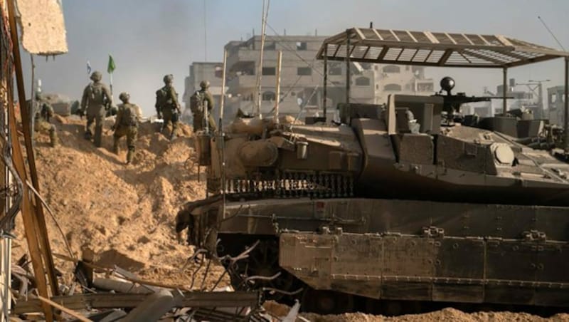 Israelische Truppen sind mit schwerem Kriegsgerät in den Gazastreifen eingedrungen. (Bild: APA/AFP/Israeli Army)