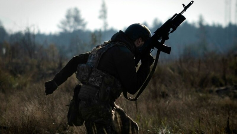 Gefechtsübung der ukrainischen Nationalgarde. Laut Präsident Wolodymyr Selenskyj werden Soldaten nunmehr „zurückhaltender“ an der Front eingesetzt. (Bild: AP)
