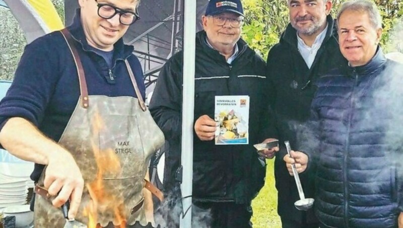 Kochen ohne Strom in Purbach. Haubenkoch Max Stiegl, Herbert Wagner, Landesrat Heinrich Dorner und Bürgermeister Harald Neumayer. (Bild: Judt Reinhard)