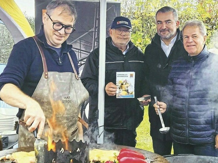 Kochen ohne Strom in Purbach. Haubenkoch Max Stiegl, Herbert Wagner, Landesrat Heinrich Dorner ...