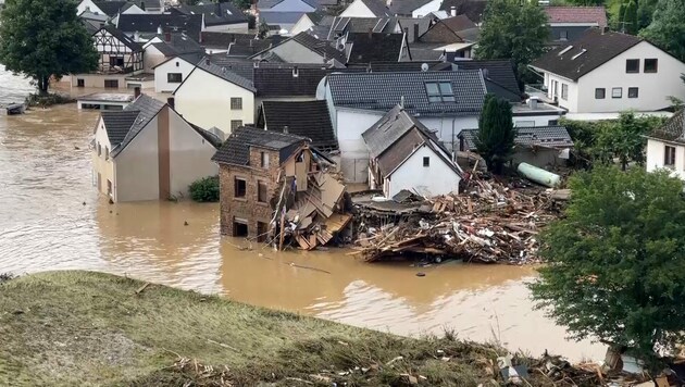 Beim Jahrhundert-Hochwasser 2021 in Rheinland-Pfalz und Nordrhein-Westfalen starben rund 200 Menschen. (Bild: APA/TV7/-)