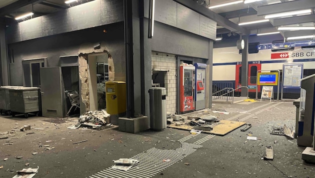 Der schwer beschädigte Bahnhof nach der Bankomaten-Sprengung. (Bild: Kapo St. Gallen)