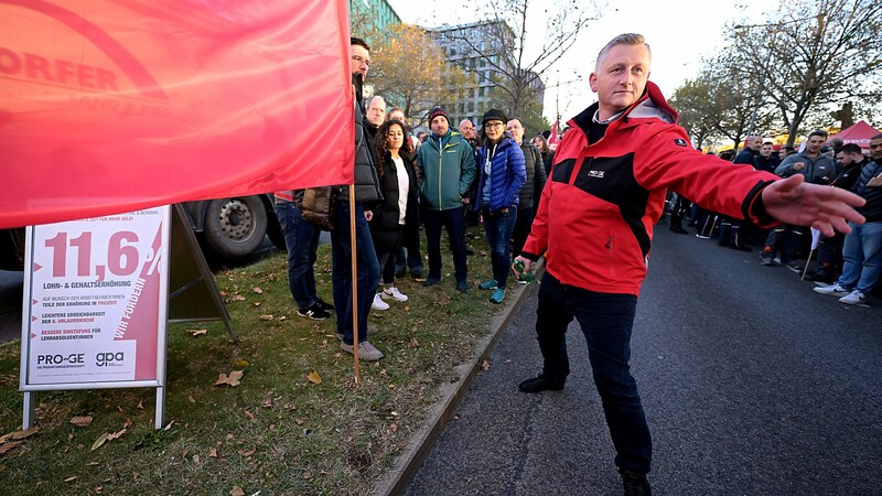 Chefverhandler Reinhold Binder (Gewerkschaft PRO-GE) beim Streik auf der Triester Straße in Wien (Bild: APA/ROLAND SCHLAGER)