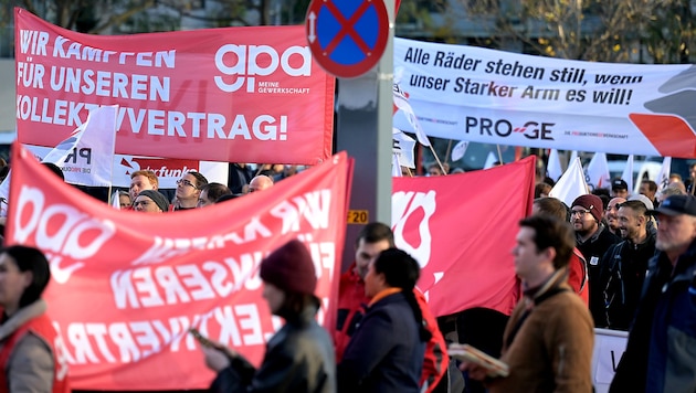 Labor disputes broke out last fall. Negotiations are now underway again. (Bild: APA/ROLAND SCHLAGER)